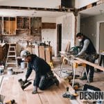 Proses renovasi rumah dengan pekerja memasang material interior