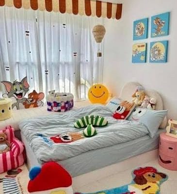 Kamar anak dengan tempat tidur dan area bermain yang penuh warna
