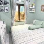 Kamar tidur minimalis dengan dinding hijau muda dan cermin