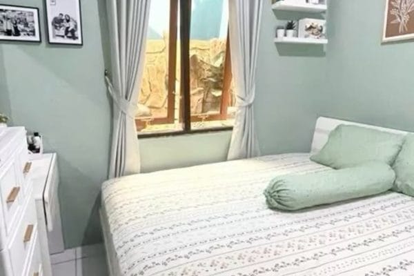 Kamar tidur minimalis dengan dinding hijau muda dan cermin