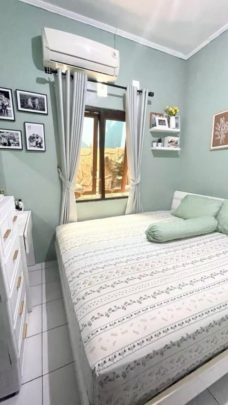 Kamar tidur minimalis dengan dinding hijau muda dan cermin